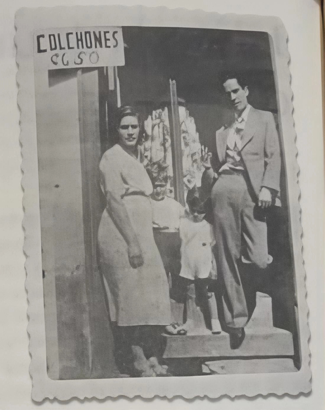 Fotografía histórica de la familia Alvarado frente al taller de colchones en Barrio México, 1939